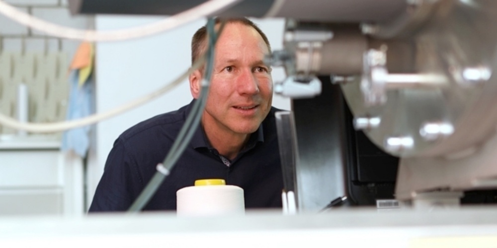 Empa-Forscher Dirk Hegemann entwickelt Materialien und Technologien für PFAS-freie Textilien. 
