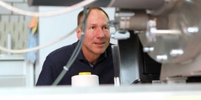 Empa-Forscher Dirk Hegemann entwickelt Materialien und Technologien für PFAS-freie Textilien. 