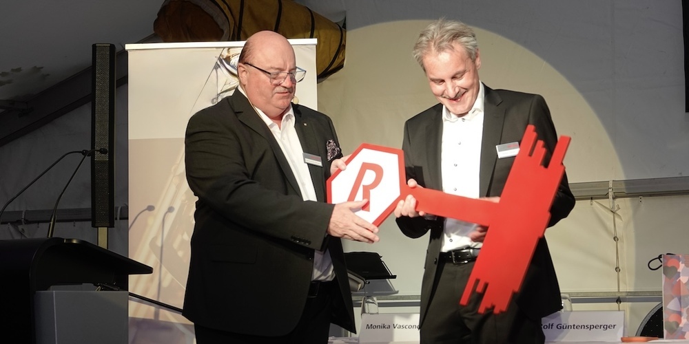 Rolf Güntensperger (l.) übergibt die Leitung der Raiffeisenbank an seinen Nachfolger Herbert Zahner.