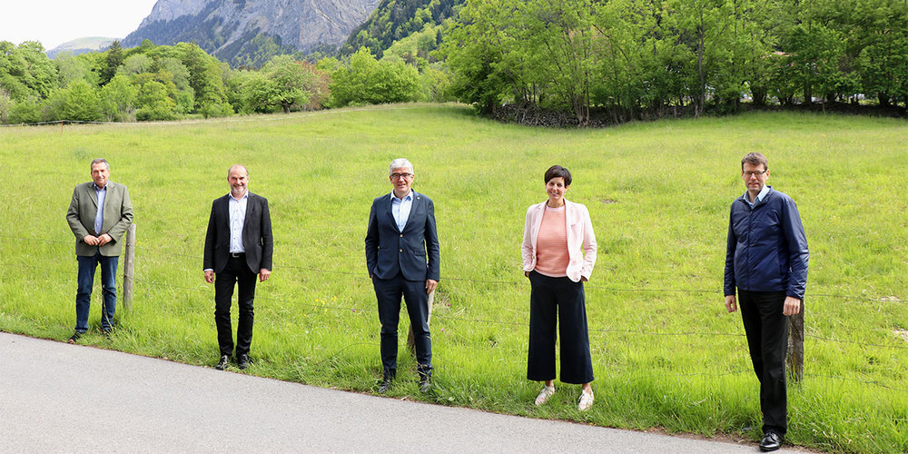 Beim Treffen in Maienfeld zeigen sich von links Stadtpräsident Heinz Dürler (Maienfeld), Josef Eberli (Bundesamt für Umwelt), der zuständige Regierungsrat Graubündens Jon Domenic Pa-rolini, die zuständige Regierungsrätin St.Gallens Susanne Hartmann und Gemeindepräsident Daniel Bühler (Bad Ragaz) entschlossen, die Aufweitung auf Stufe Auflageprojekt nach den erforderlichen weiteren Abklärungen abzuschliessen.