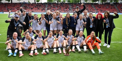Euphorischer Jubel über einen grossen Sieg: Die FCZ-Juniorinnen mit ihrer Chefin Heliane Canepa (stehend 2. v. r.)..