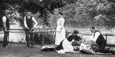 Freiwillig im Einsatz, um Erste Hilfe zu leisten. Frauen und Männer proben den Ernstfall am Samaritertag 1914 in Steckborn.