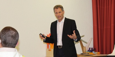 Der Kinderarzt Dr.  med. Kurt Albermann referiert am Elternabend über Burnout bei Kindern.