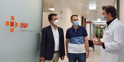 Einführung in der Intergierten Notfallpraxis (von links): Die beiden Hausärzte Tobias Gertsch und Ramin Bayat lassen sich von Senad Tabakovic, Ärztlicher Leiter Notfallstation Spital Wil, die Abläufe auf der INP zeigen. 