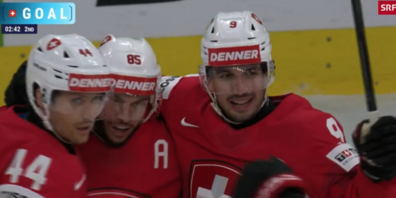 Torschütze Riat jubelt mit Passgeber Andrighetto.