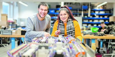 Die Arbeitnehmenden in der altra schaffhausen können in vielen Tätigkeitsfeldern arbeiten. Wenn der Wunsch nach einer Weiterentwicklung aufkommt, werden sie vom Unternehmen ihren Fähigkeiten entsprechend tatkräftig unterstützt. 