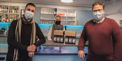 Fabian Bolli (l.) und Randy Ruh (r.) mit der Lieferung an Svenja Bührer vom «Halbziit». Bereits mit einem Sixpack «Nottropfe»-Bier können Beträge ab 27 Franken gespendet werden.