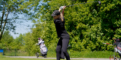 Im Golfpark in Wangen schlugen beim Turnier des Swiss Golf Pro Supporter Clubs auch Profis wie die Weltnummer 686, Laura Gomez Ruiz, ab.