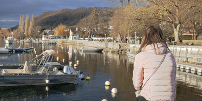 Viele Menschen nutzten die sonnigen Stunden am zweiten Weihnachtsfeiertag für einen Spaziergang entlang der Schifflände in Stein am Rhein. 