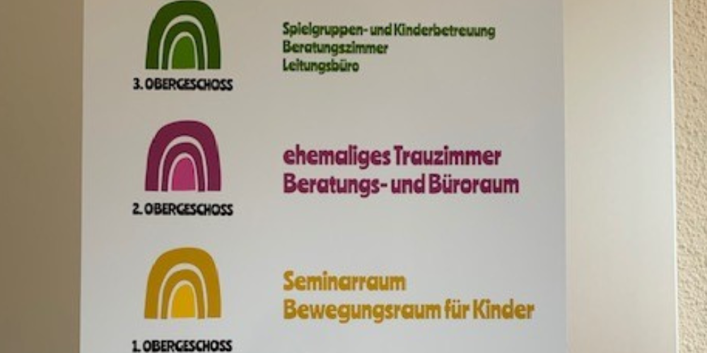 Informationstafel des Familien- und Begegnungszentrum im Eingang.
