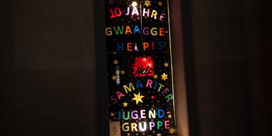 Das geschmückte Fenster des Jugend-Samaritervereins leuchtete am 9. Dezember auf und bleibt bis am 6. Januar. 