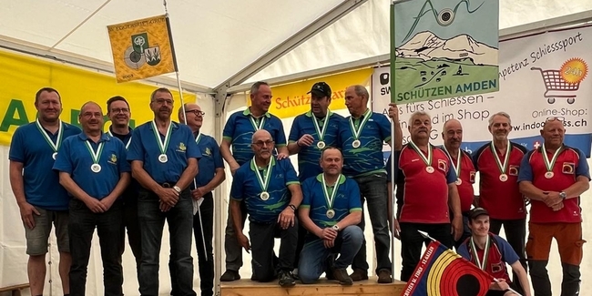 Zuoberst auf dem Podest: Schützen Amden 1 mit (hinten v.l.) Urs, Peter und Beat Gmür sowie (vorne v.l.) Max Büsser und Rolf Gmür.