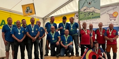Zuoberst auf dem Podest: Schützen Amden 1 mit (hinten v.l.) Urs, Peter und Beat Gmür sowie (vorne v.l.) Max Büsser und Rolf Gmür.