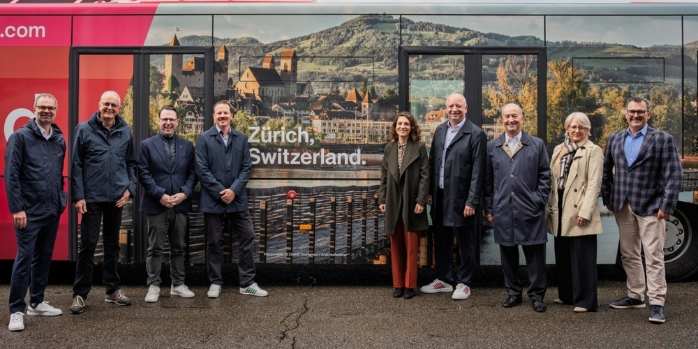 Rapperswil Zürichsee Tourismus startet durch: Präsident Simon Elsener (4. v. r.), sein Vize Fabian Villiger (3. v. l.) und Direktor Tobias Treichler (4. v. l.) freuen sich sichtlich über die Einweihung des neuen Flughafen-Busses.  