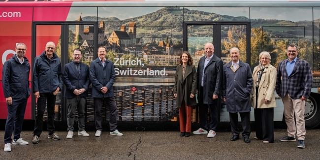 Rapperswil Zürichsee Tourismus startet durch: Präsident Simon Elsener (4. v. r.), sein Vize Fabian Villiger (3. v. l.) und Direktor Tobias Treichler (4. v. l.) freuen sich sichtlich über die Einweihung des neuen Flughafen-Busses.  