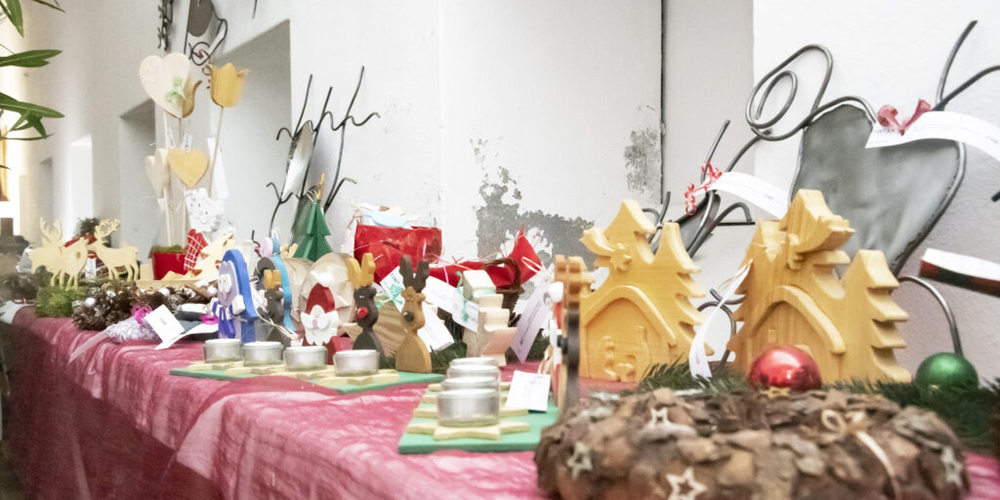 Mit individueller Vielfalt und viel Liebe präsentierten die Bewohnerinnen und Bewohner der Sozialtherapie Fintan ihre weihnachtlichen Kunstwerke an der Adventsausstellung in Rheinau. 