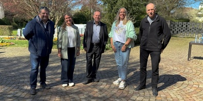 Die Fachpersonen im Grüninger Bestattungswesen (v.l.): André Fellmann (Friedhofgärtner), Sonja Joss (Bestattungsamt), Urs Gerber (Bestattungsdienstleister), Cécile Oberholzer (Friedhofsvorsteherin) und Pfarrer Ruedi Steinmann.