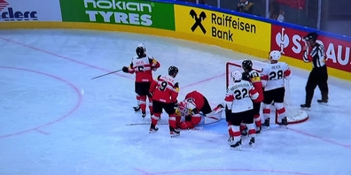 Wo ist der Puck? Im österreichischen Tor! Die Schweizer jubeln über das 7:0 durch Rochette.