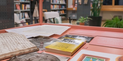Die in der Uzner Bibliothek gastierende Ausstellung bietet an fünf Stationen einen kostenlosen Einblick in das kulinarische Erbe des Kantons St.Gallen.