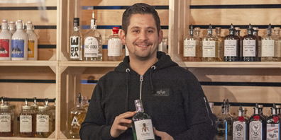 Im Pop-up-Laden in der Unterstadt verkaufen Patrick Stauffacher und sein Team Getränke von Kleinproduzenten. Darunter den Likör Gin.Bee, eines der Eigenprodukte. 