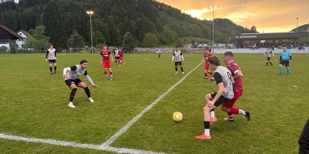 Uzner (grau) und Dussnanger (rot) beim Kampf um den Ball im Mittelfeld.