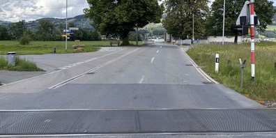 Die Kollision zwischen dem Lastwagen und der 17-jährigen E-Bike-Lenkerin ereignete sich kurz nach dem Bahnübergang, Höhe Stationsstrasse.