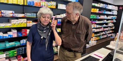 Die Apothekenbetreiber Ursula und Philippe Stoffel müssen die Kundschaft vertrösten.