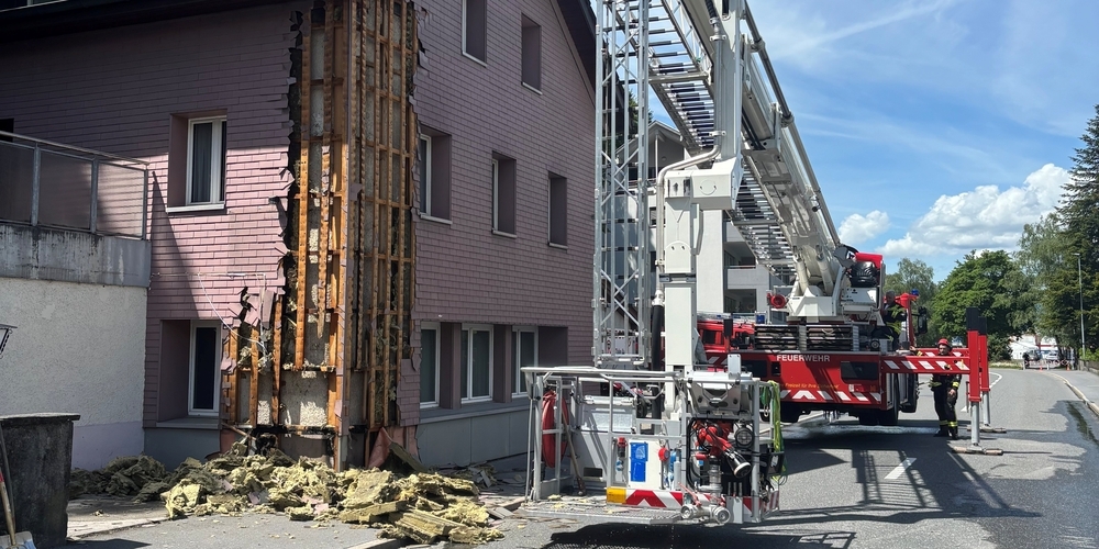 Die Gebäudefassade nach der raschen Löschung des Brandes durch die Feuerwehr. Es entstand Sachschaden.
