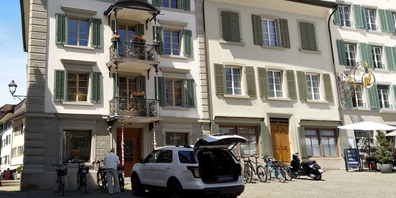 Das betroffene Gebäude am Rapperswiler Hauptplatz 2 mit den schadhaften Balkonen. Die Arbeiten beginnen am 27. Mai 2026.