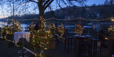 Die Unterhof-Gäste können sich draussen auf der Rheinterrasse mit Heissgetränken und Open­air-Fondue verwöhnen lassen und die weihnachtliche Stimmung geniessen. 