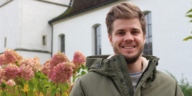 Pascal Jost vor der Kirche St. Konrad und Ulrich in Schübelbach.Bild zvg