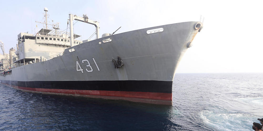 Das Unterstützungsschiff "Kharg", das größte Kriegsschiff der iranischen Marine, fing Feuer und sank im Golf von Oman unter unklaren Umständen. Dies berichteten halbamtliche Nachrichtenagenturen. Foto: Uncredited/Iranian Army/AP/dpa Foto: Uncredit...