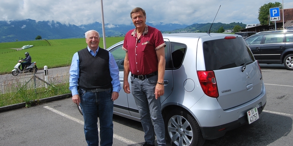 Werner Hofstetter (l.) und der Seniordrive-Coach, mit dem er eine 60-minütige Testfahrt zur Kontrolle absolvierte.