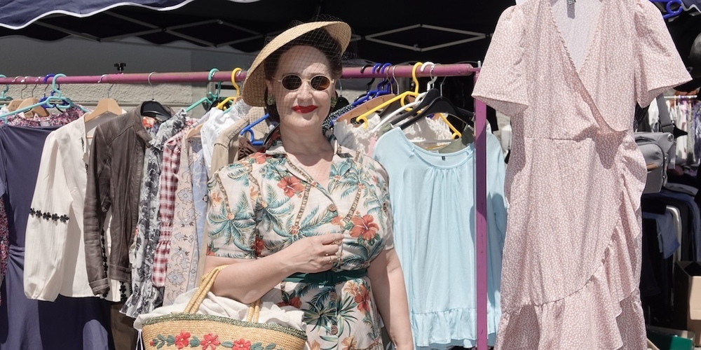 Style and Class am Rapperswiler Flomarkt: Lady im 40er/50er Stil. Besser geht nicht.