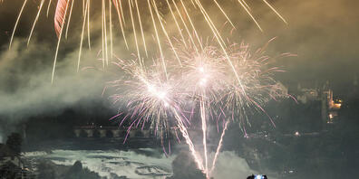 Auch in diesem Jahr fällt das «Fire on the Rocks» am Rheinfall ins Wasser. (Archivbild)