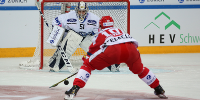 Roman Cervenka (SCRJ) gegen Torhueter Luca Hollenstein (Zug) im Cup-Viertelfinal. Foto: Thomas Oswald.
