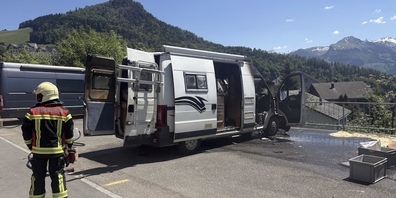 Wohnmobil-Brand mitten im Dorf Amden.