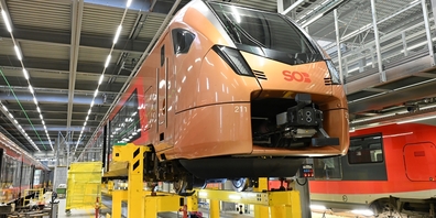 Ein Traverso-Triebzug der SOB für den Voralpen Express und den Treno Gottardo auf der Unterflurhebeanlage im Service-Zentrum in Samstagern.