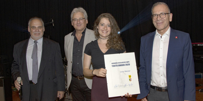 Organisator Robert Eichmann, Beringens Gemeindepräsident Hansruedi Schuler und Ständerat Hannes Germann (v. l.) überreichten Livia Werner den Jugendmusikpreis. 