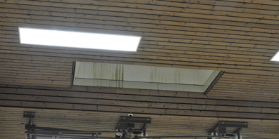 Von draussen regnet es in die Halle.