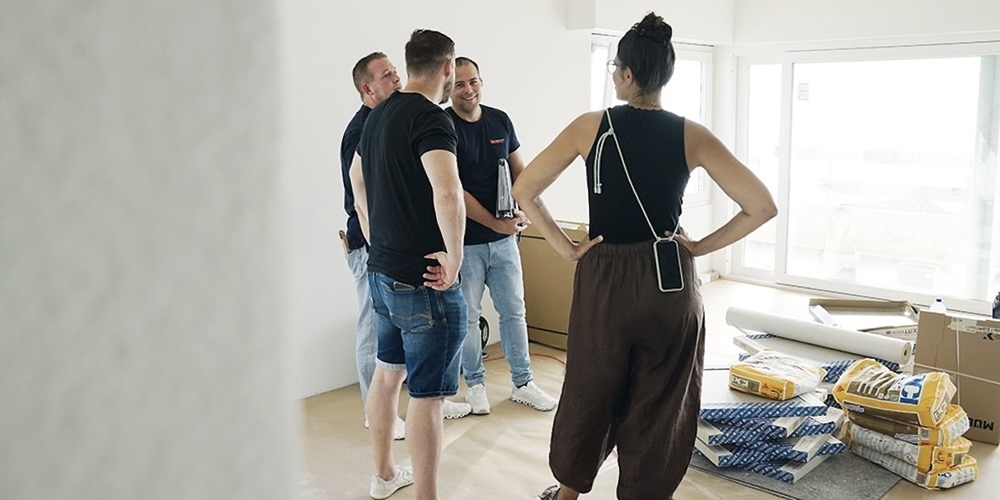 Hausbesitzerin Sarah bei einer Besprechung mit dem Umbau-Team.