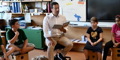 Ständerat Andrea Caroni sitzt im Kreis der 4. Klasse Waisenhaus.