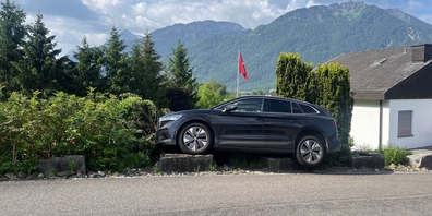 In einer Kurve geriet der fahrunfähige Lenker nach rechts und prallte in einen Stein am Fahrbahnrand. Die Kapo St.Gallen nahm ihm das «Billett» ab.
