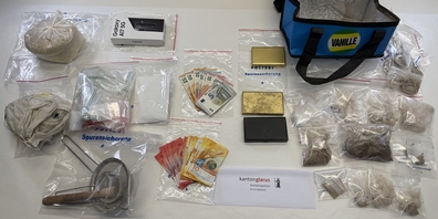 Bei der Hausdurchsuchung bei einem 20-jährigen Albaner in Näfels GL sichergestelltes Heroin und Bargeld.