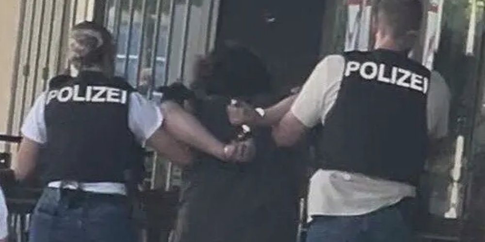 Der mutmassliche Täter wird von der Polizei abgeführt.