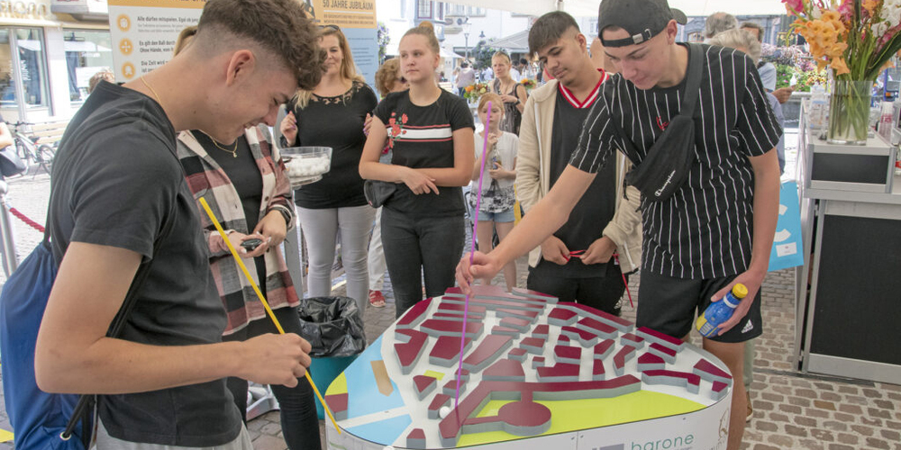 Mit einer Gewinnwahrscheinlichkeit von 50 Prozent konnte das Glücksrad für nur drei Franken gedreht werden. Das City-Ballspiel lockte mit einem Pro-City-Gutschein im Wert von 100 Franken für die Person, die den Parcours durch die Miniatur-Altstadt am schnellsten meisterte.