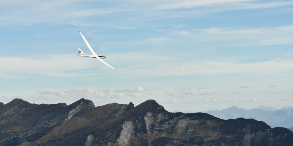  Segelflug im alpinen Gelände, wie es die Teilnehmenden der Schweizermeisterschaft im Juni in Schänis erwartet.