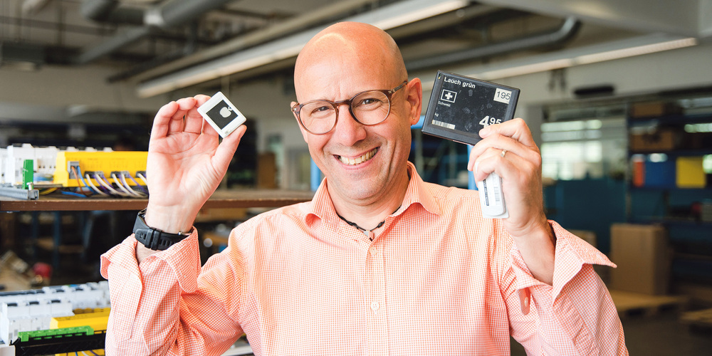Aktuell zerlegen Mitarbeitende der Altra ausgediente elektronische Preisschilder von grossen Detailhändlern. «Wir trennen Batterie und Gehäuse in wenigen Arbeitsschritten», erklärt Marc Schären, Abteilungsleiter Industrie. «Das ist nachhaltige Arbeit, die uns Sicherheit gibt.»