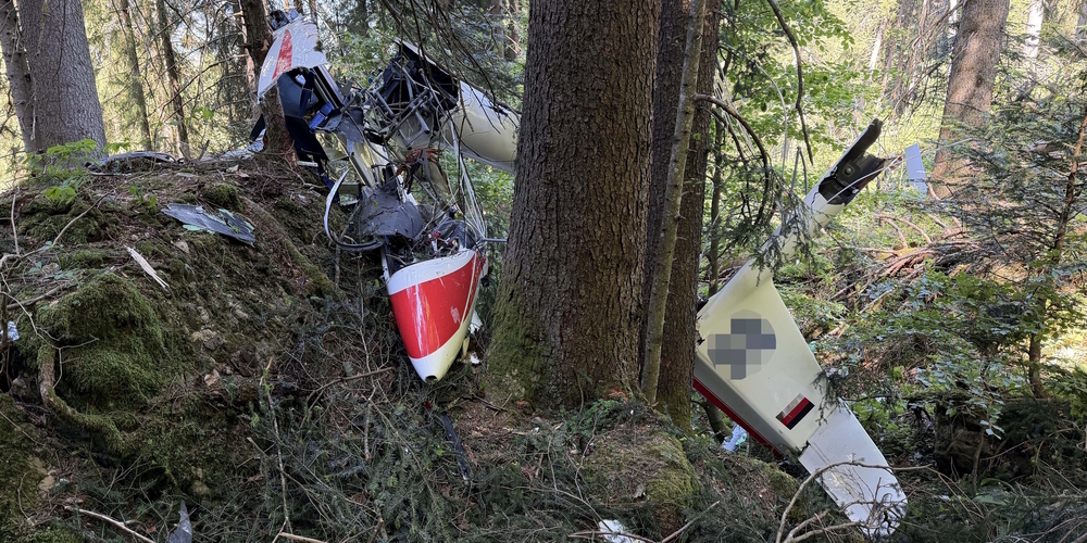 Trümmer des Segelflugzeugs bei der Absturzstelle im Gebiet Nöchen in Reichenburg. Der Pilot (68) verstarb noch vor dem Eintreffen der Rettungskräfte.
