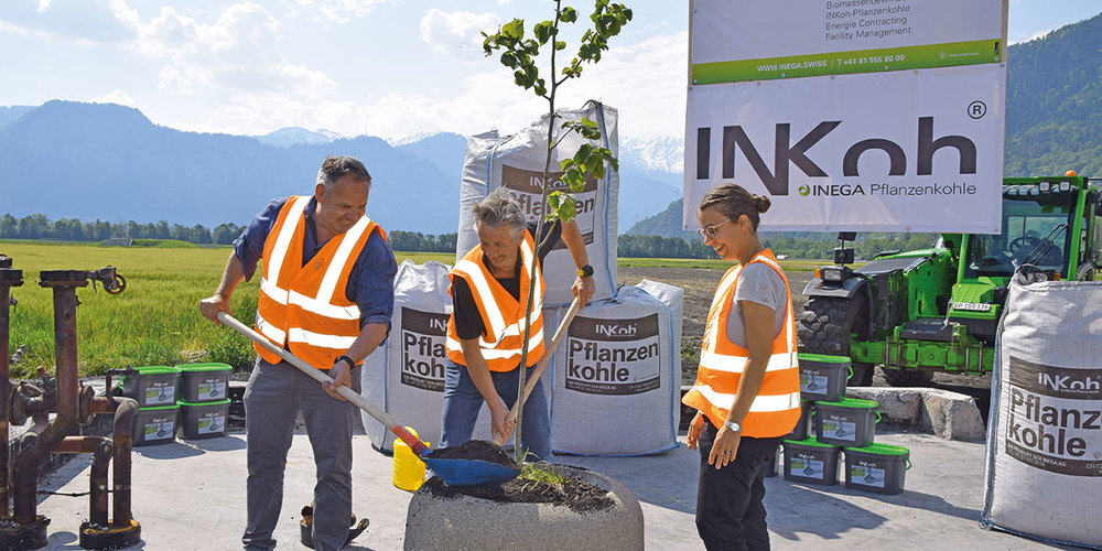 Gion Willi, Andreas Zindel und Miriam Marxer haben am Mittwoch in Maienfeld einen Baum gepflanzt.